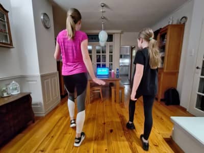 Een sportlesje volgen in de huiskamer